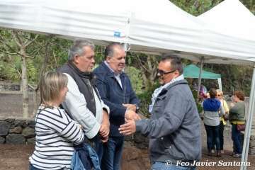 Emotivo acto de descubrimiento de la placa del pasaje que recuerda al periodista Adolfo Santana en Cernícalos (Foto TA)